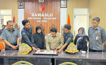 Dr. Puadi menuliskan kesan dan pesan dalam kunjungan monitoring supervisi di Sekretariat Bawaslu Kabupaten Gowa
