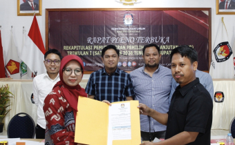 Penyerahan BA Rapat Pleno Terbuka PDPB Triwulan I Tahun 2026 oleh KPU Gowa kepada Bawaslu Gowa 