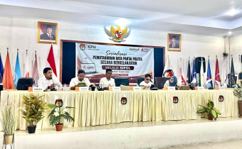 Bawaslu Gowa Saat memberikan tanggapan dan masukan pada kegiatan Sosialisasi Pemutakhiran Data Parpol Semester I Tahun 2026 di Aula Kantor KPU Gowa pada Rabu(17/06/2026)
