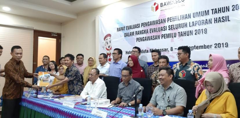 Penyerahan Laporan Akhir Pengawasan Bawaslu Kabupaten Gowa Secara Simbolis