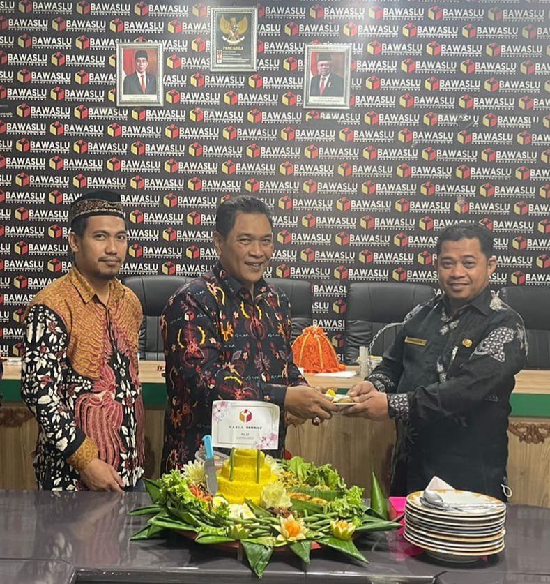 Wujud Rasa Syukur HUT Ke 14, Bawaslu Gowa Potong Tumpeng