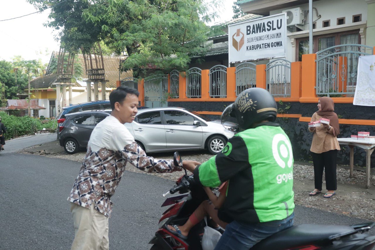 Bawaslu Gowa Berbagi Takjil Ramadhan