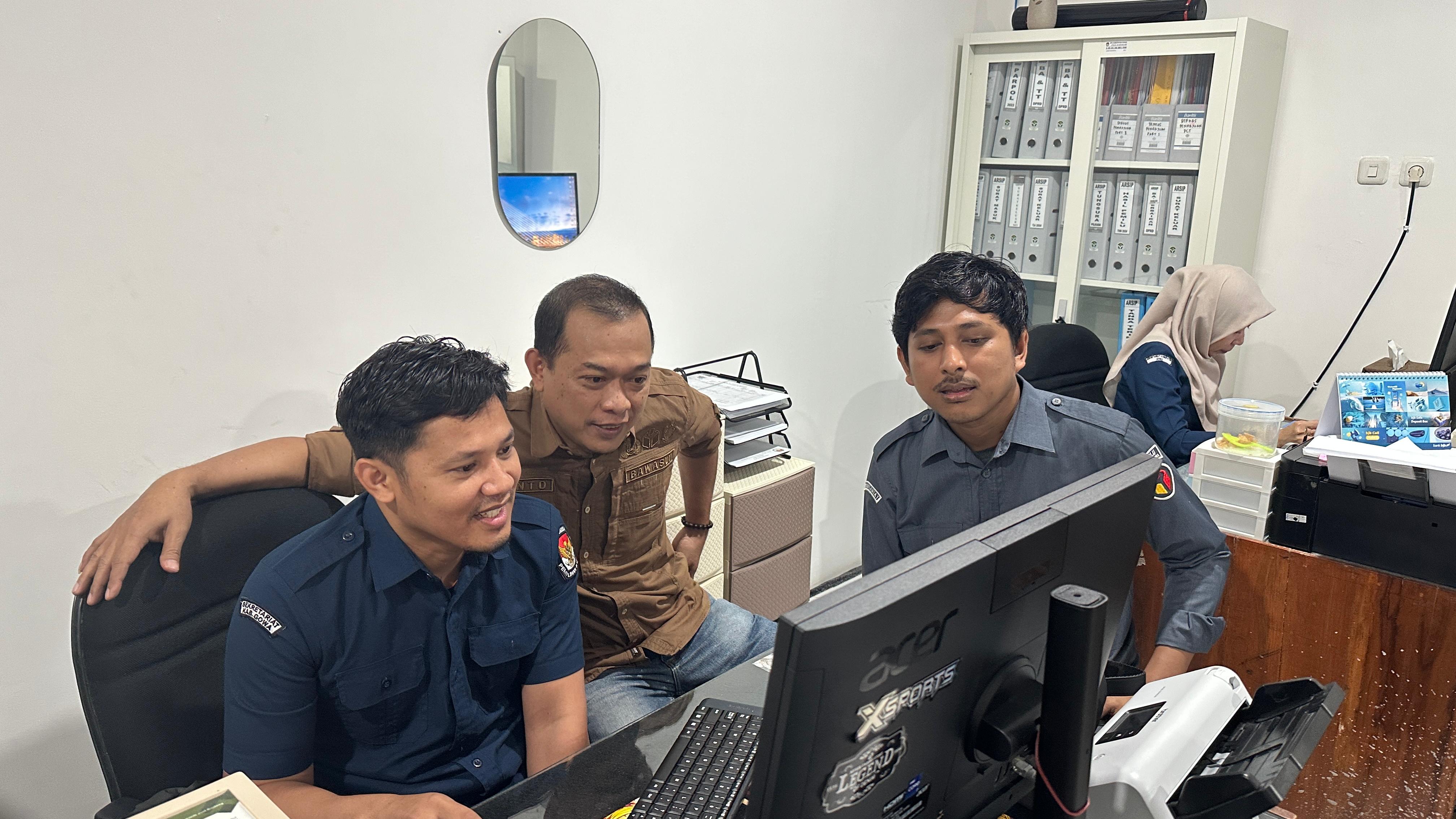 Kordiv HPS dan Kordiv Pencegahan melakukan Pengawasan Pemutakhiran Data Partai Politik Berkelanjutan Semester II d Kantor KPU Kab. Gowa