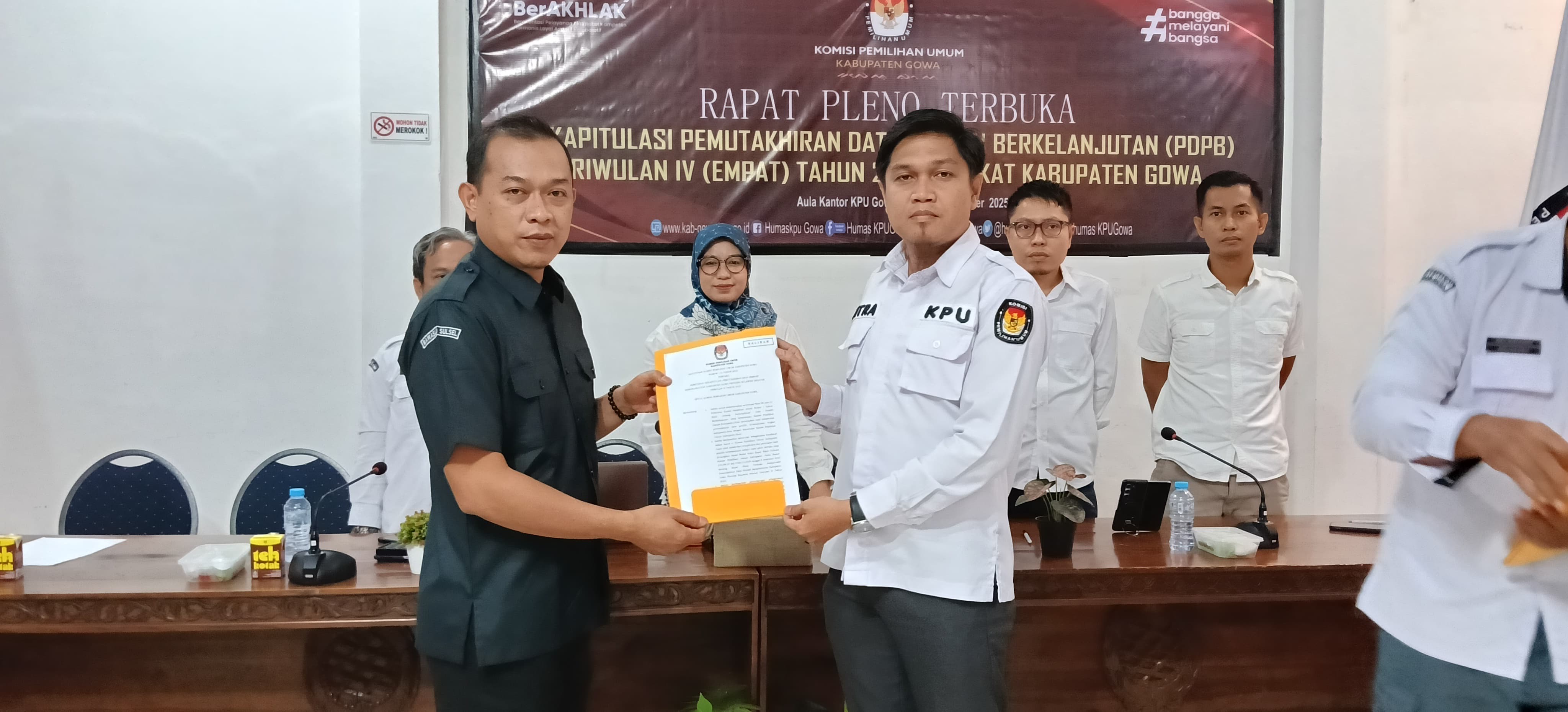 Juanto selaku kordiv P2H Bawaslu Gowa dan Fitrah Syahdanul selaku Ketua KPU Gowa dalam Penyerahan Berita Acara Rapat Pleno PDPB Triwulan IV
