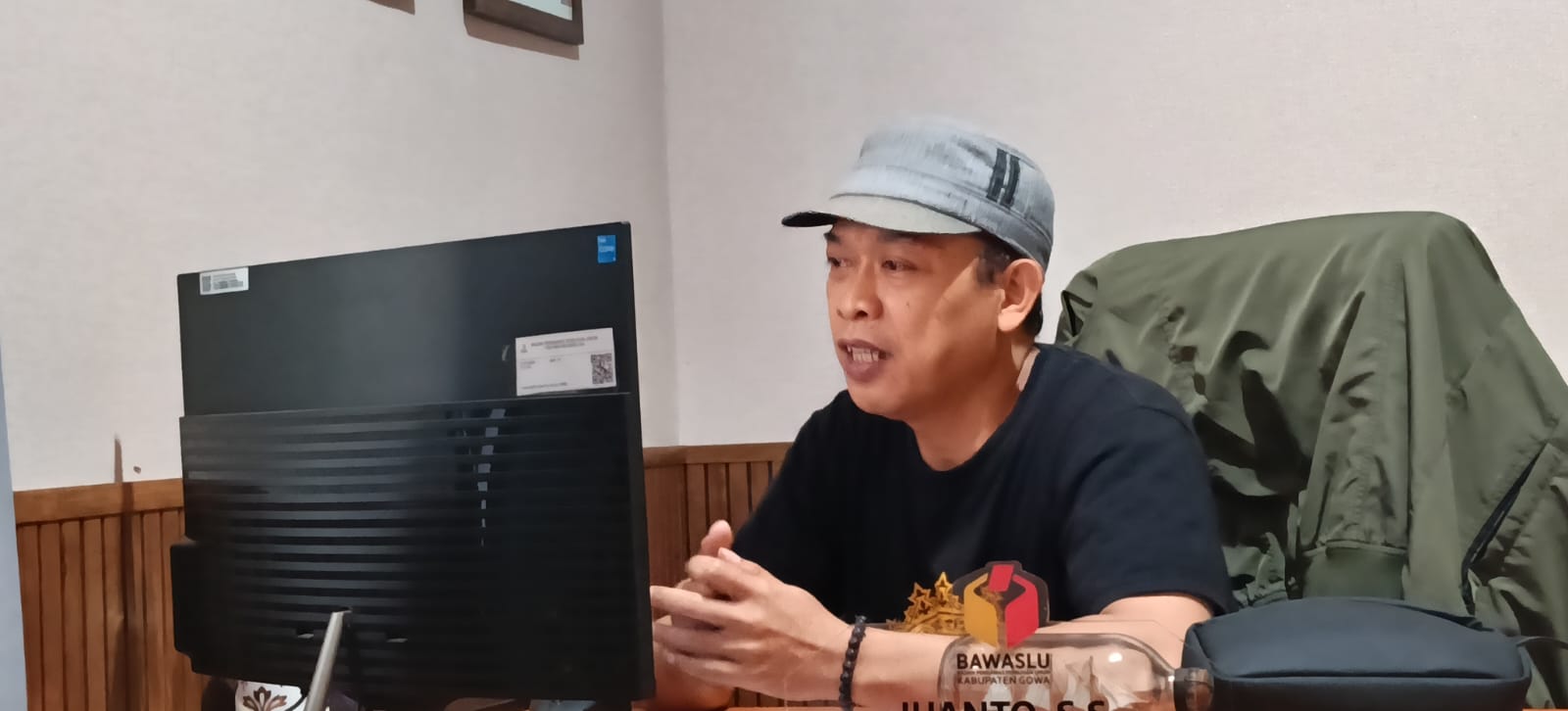 Anggota Bawaslu Gowa saat menyampaiakan pendapatnya pada kegiatan Verifikasi Data dan Informasi Program Pengawasan Partisipatif (Kamis,25/06/2026)