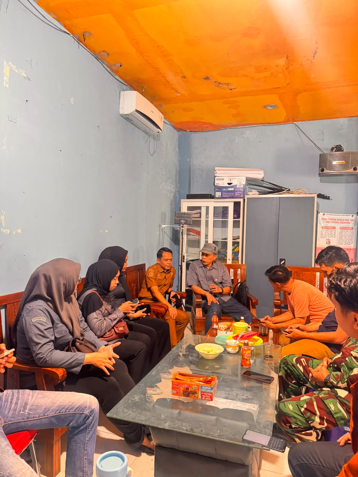 Tim Pengawas Bawaslu Gowa bersama Kepala Desa Timbuseng, A. Rifai, didampingi Babinsa Abd. Salim beserta seluruh perangkat Desa