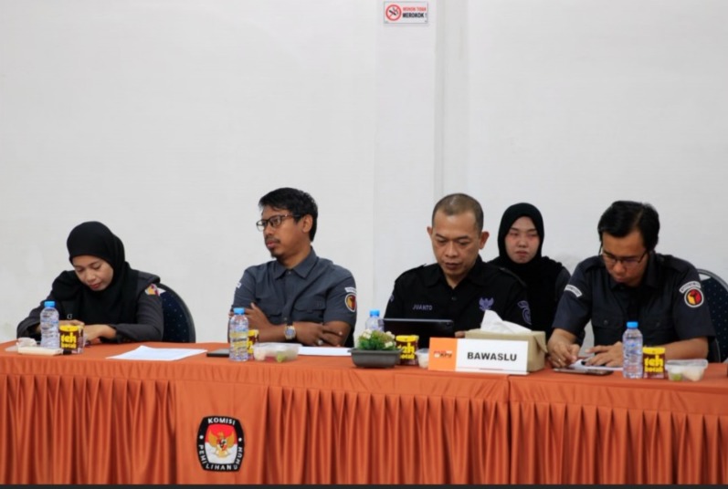Anggota Bawaslu dalam Rapat Pleno Rekapitulasi PDPB Triwulan III