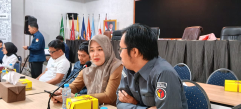Yuyun Yuniarti Kepala Bidang Politik Dalam Negeri dan Organisasi Kemasyarakatan Kesbangpol Kabupaten Gowa bersama dengan Muhtar Muis Anggota Bawaslu Gowa