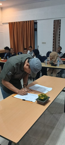 Juanto Anggota Bawaslu turut menandatangani penyusunan Standar Pelayanan Pemutakhiran Data Pemilih Berkelanjutan (SP PDPB)