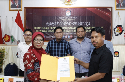 Penyerahan BA Rapat Pleno Terbuka PDPB Triwulan I Tahun 2026 oleh KPU Gowa kepada Bawaslu Gowa 