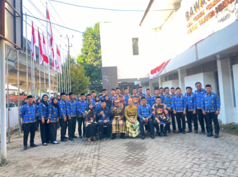 Anggota Bawaslu Provinsi Sulawesi Selatan beserta Anggota Bawaslu Gowa beserta jajaran dalam pelaksanaan upacara peringatan 17 Agustus yang ke 81 di Lapangan Bawaslu Provinsi Sulawesi Selatan