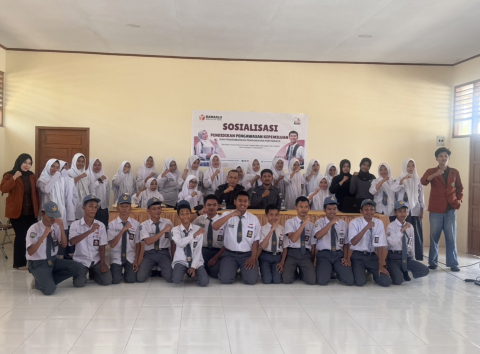 Bawaslu Gowa bersama Siswa SMAN 10 Gowa dan Mahasiswa Magang Inass dalam rangka Sosialisasi Pendidikan Pengawasan Kepemiluan