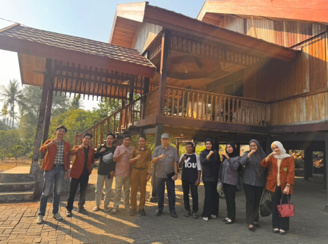 Tim Bawaslu Gowa bersama dengan Kepala Desa Timbuseng, Kepala Dusun dan warga serta Mahasiswa INASS.