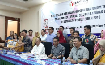 Penyerahan Laporan Akhir Pengawasan Bawaslu Kabupaten Gowa Secara Simbolis