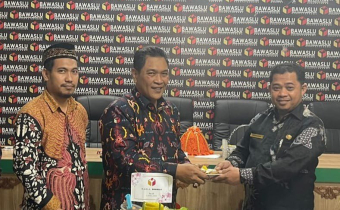 Wujud Rasa Syukur HUT Ke 14, Bawaslu Gowa Potong Tumpeng