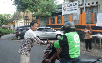 Bawaslu Gowa Berbagi Takjil Ramadhan