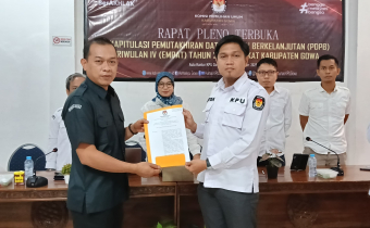 Juanto selaku kordiv P2H Bawaslu Gowa dan Fitrah Syahdanul selaku Ketua KPU Gowa dalam Penyerahan Berita Acara Rapat Pleno PDPB Triwulan IV