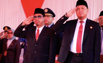 Ketua Bawaslu Gowa Saparuddin, S.H., M.H bersama dengan Ketua KPU Gowa Fitrah Syahdanul