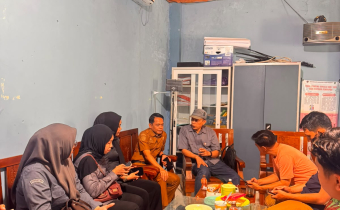 Tim Pengawas Bawaslu Gowa bersama Kepala Desa Timbuseng, A. Rifai, didampingi Babinsa Abd. Salim beserta seluruh perangkat Desa