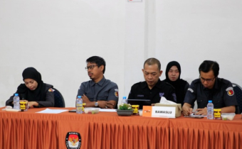 Anggota Bawaslu dalam Rapat Pleno Rekapitulasi PDPB Triwulan III